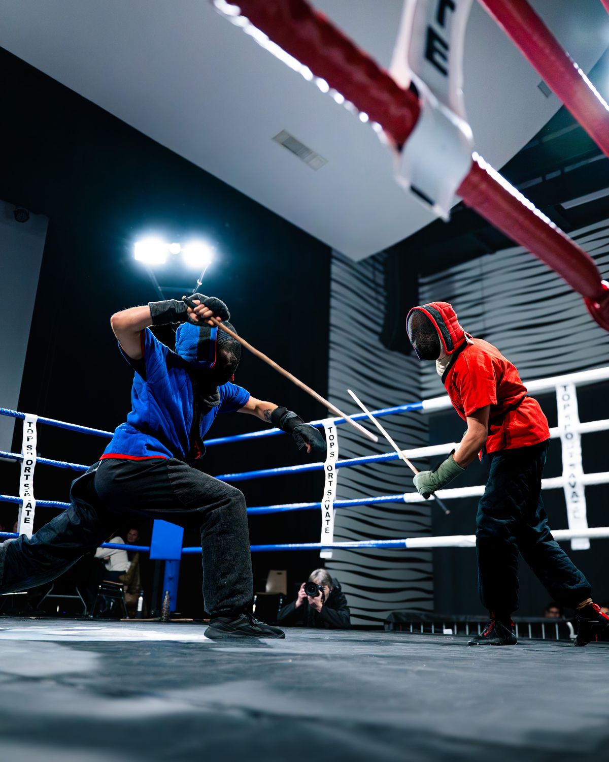 Assaut de canne de combat sur le ring du gala de Locminé