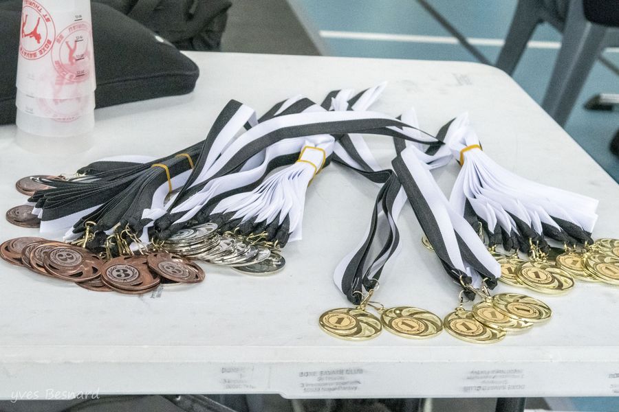 Médailles posées sur la table de remise des prix