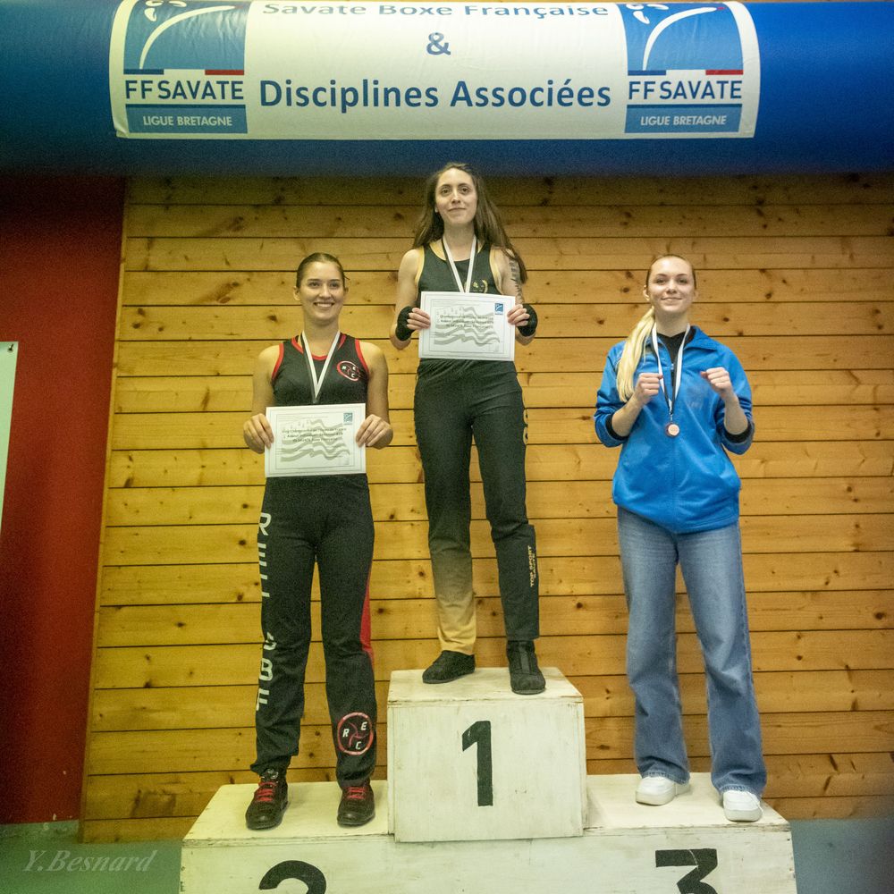 Trois tireuses sur le podium, diplômes en main
