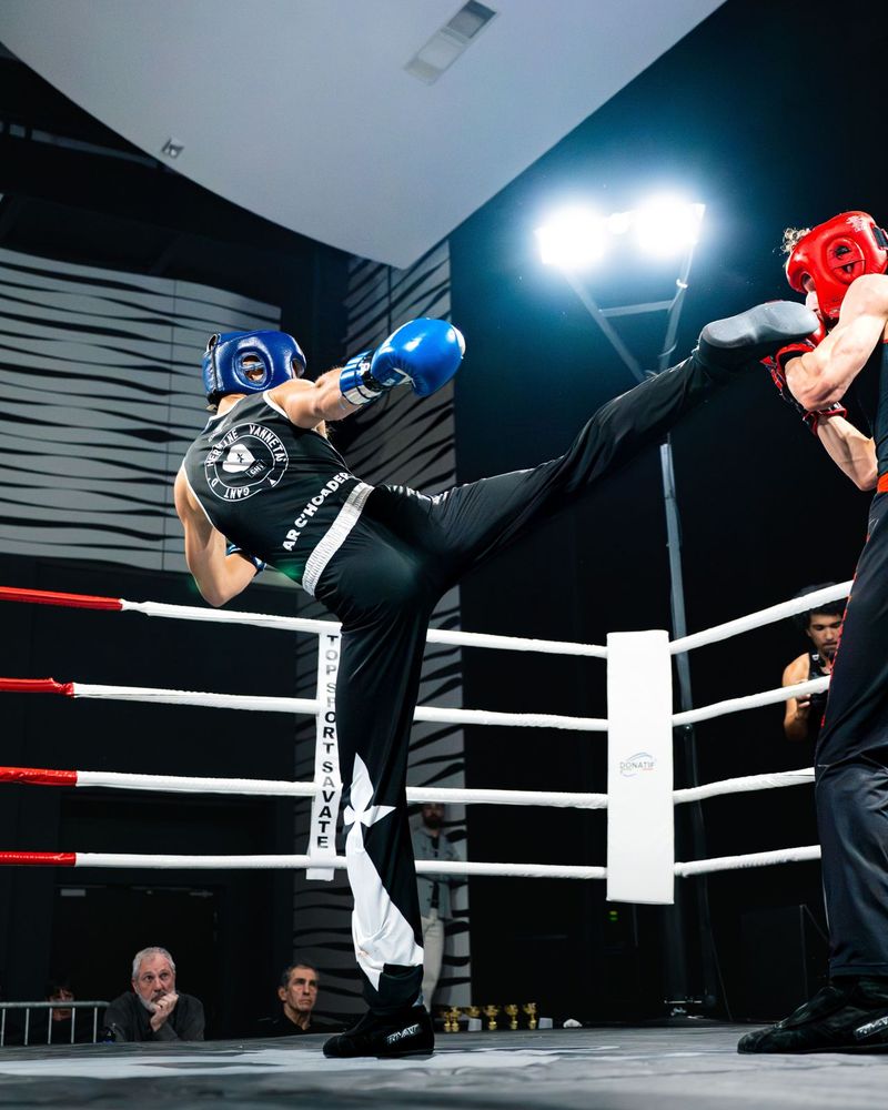 Coup de pied haut sous les projecteurs d’un gala