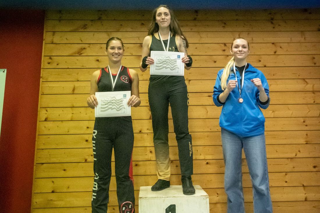 Trois tireuses sur le podium, diplômes en main