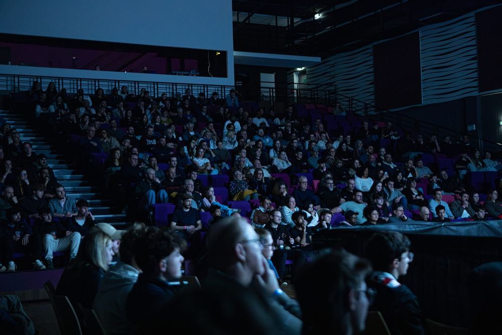 Le public d’un gala dans les tribunes