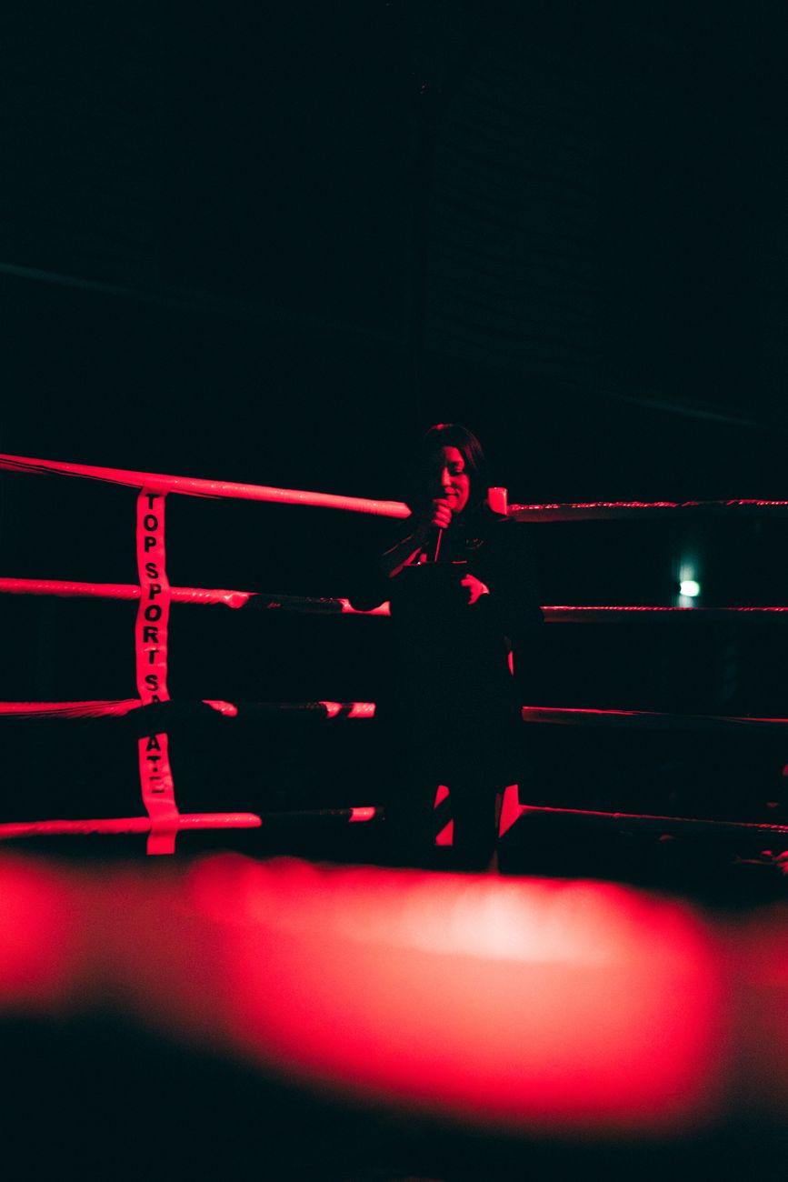 Un ring plongé dans la lumière rouge avant un combat