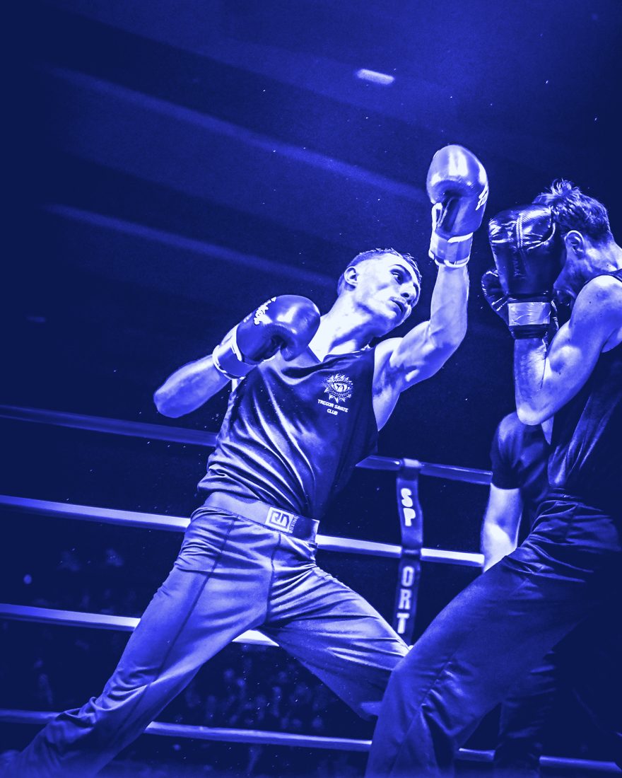Deux tireurs échangent sur le ring d’un gala