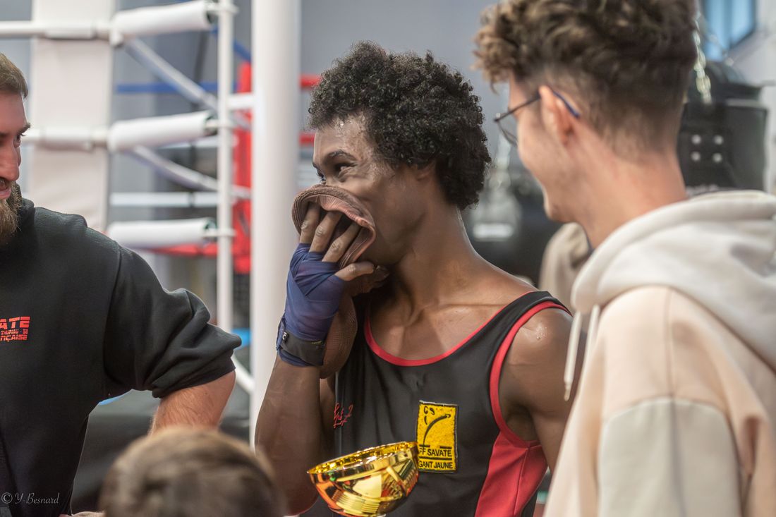 Un jeune tireur ému tient son trophée