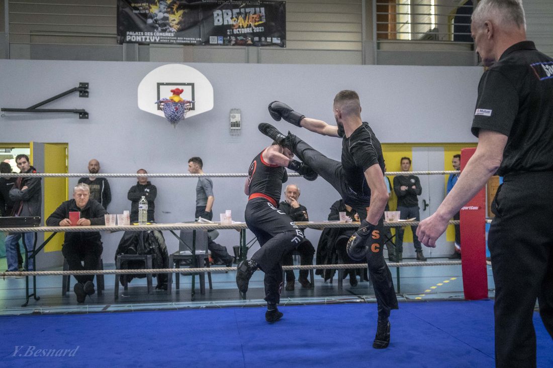 Coup de pied haut dans un gymnase