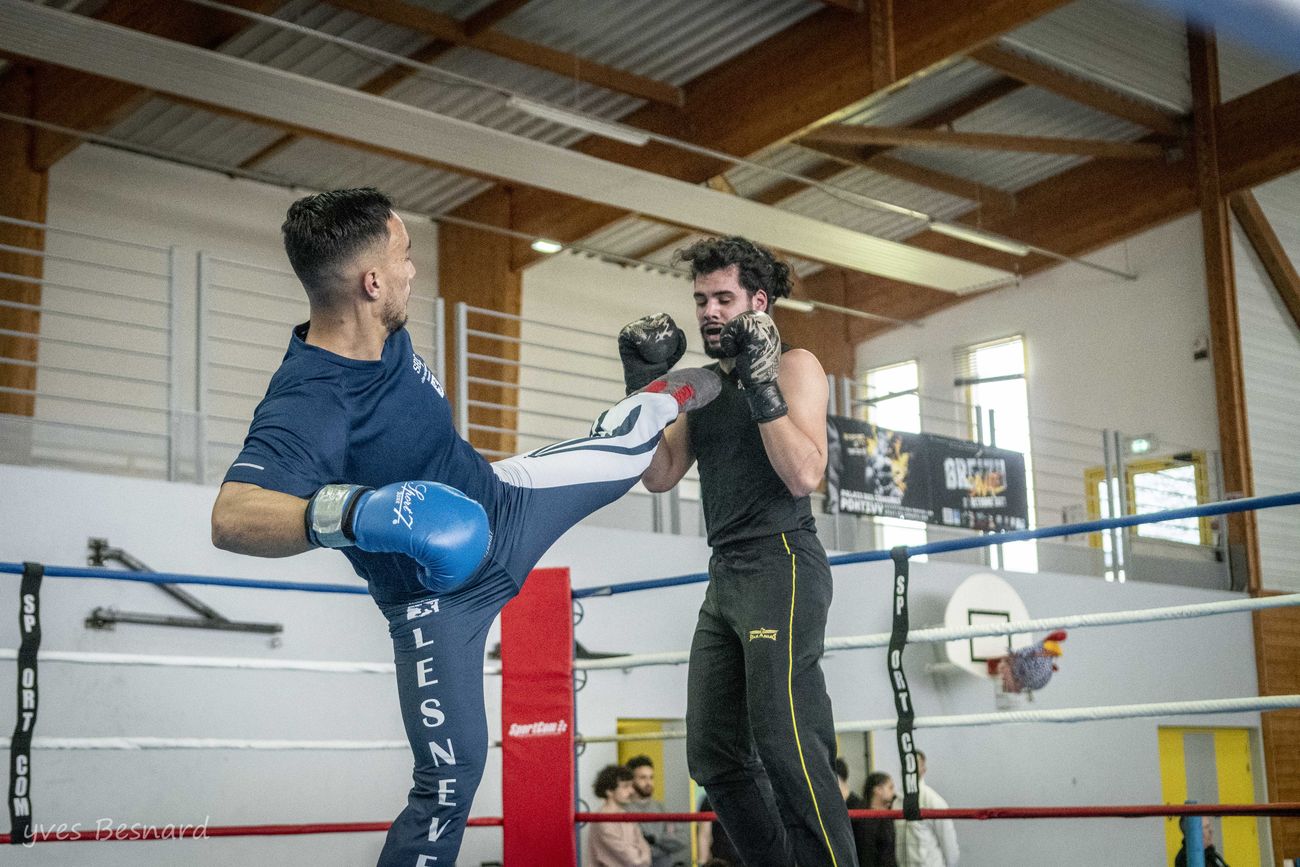 Un tireur lance un coup de pied circulaire dans un gymnase