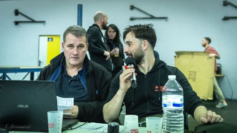 Les officiels et le speaker à la table de marque